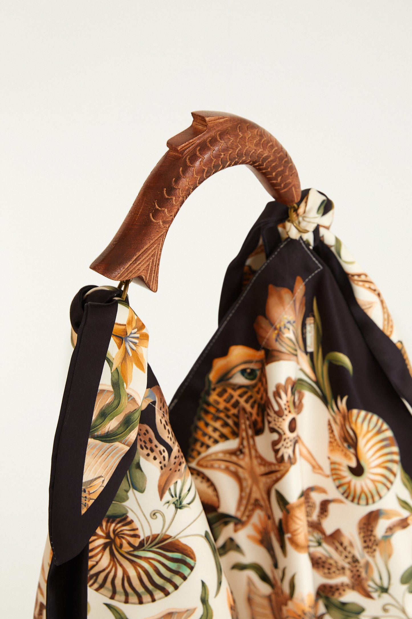 Bolsa Lenço Estampado Concha Surreal