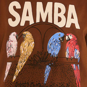 T-Shirt Media Na Avenida Marrom