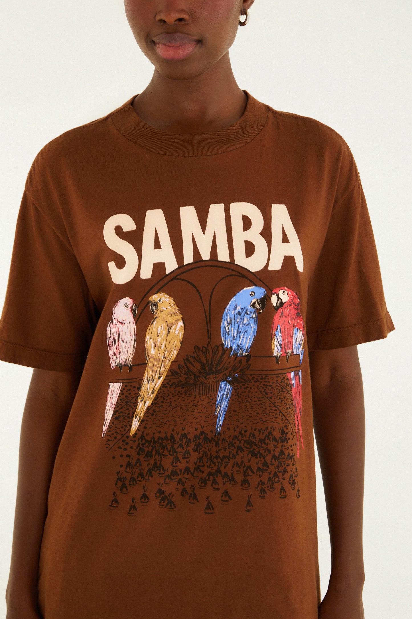 T-Shirt Media Na Avenida Marrom