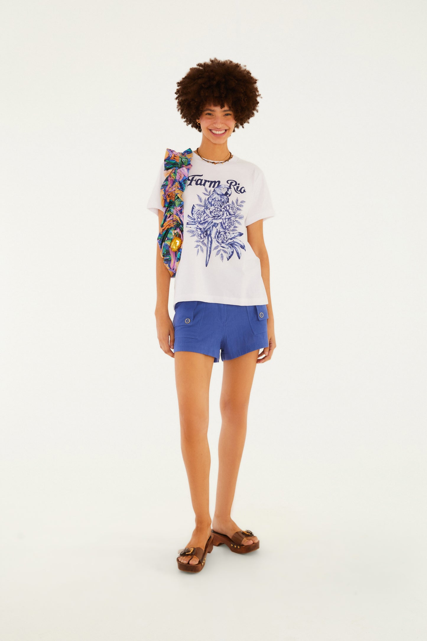 Camiseta Fit Arara Em Flores